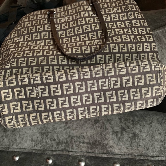 Authentic FENDI medium tote used - Picture 5 of 5